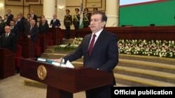 Shavkat Mirziyoyev prezident sifatida qasamyod keltirmoqda