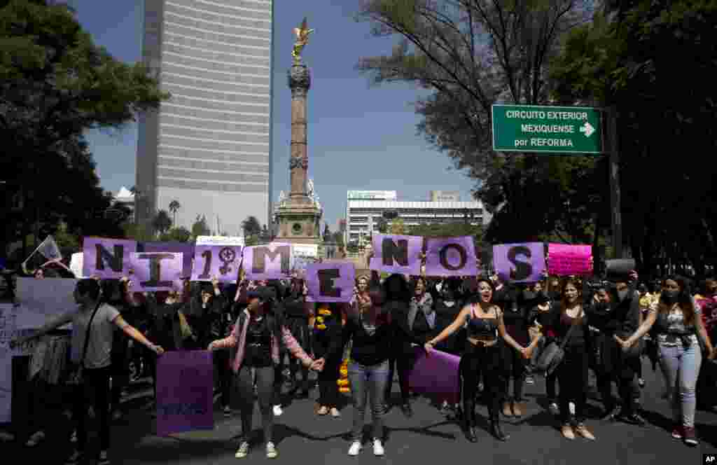 Decenes de mujeres bloquearon el tráfico en una de las principales avenidas de Ciudad de México y se unieron a la jornada denominada "Miércoles Negro".