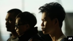 ตัวประกันชาวไทยในกาซ่า ยืนสงบนิ่งเป็นเวลา 1 นาที หลังมาถึงสนามบินสุวรรณภูมิ เมื่อ 30 พ.ย. 2023 (เอพี)