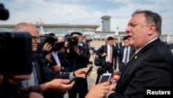 El secretario de Estado de EE.UU., Mike Pompeo visita México el viernes 13 de julio, junto con el asesor y yerno del presidente Donald Trump, Jared Kushner y la secretaria de Seguridad Interior Kirstjen Nielsen. Los funcionarios tienen planeadas reuniones con el presidente electo mexicano Andrés Manuel López Obrador y con el presidente en funciones de México, Enrique Peña Nieto.