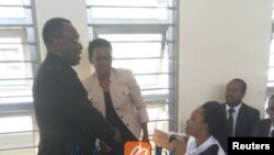 Halima Mdee (Kulia) hivi karibuni alipofikishwa mahakamani. Pamoja naye ni Mwenyekiti wa Chadema Freeman Mbowe (Kushoto)