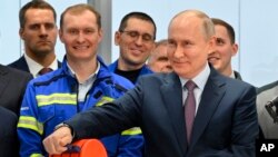 แฟ้มภาพ - ปธน.วลาดิเมียร์ ปูติน ขณะทำพิธีเปิดส่วนงานของโครงการขุดเจาะก๊าซธรรมชาติในทะเลอาร์กติก "Arctic LNG2" ของรัสเซีย เมื่อวันที่ 20 ก.ค. 2023 [AP]