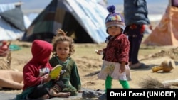 ادارهٔ حفاظت از کودکان (Save The Children) می‌گوید که در هر ۳۰ثابنه یک کودک افغان از ایران یا پاکستان به افغانستان باز می‌گردد.