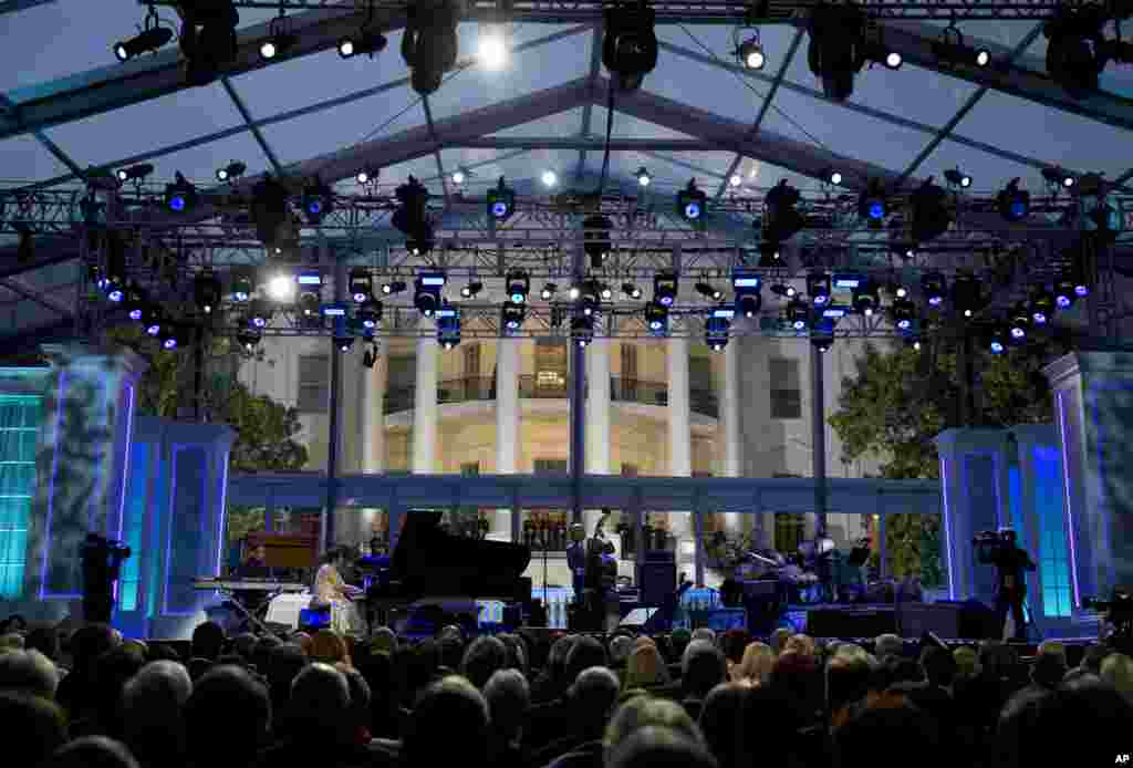 Herbie Hancock and Aretha Franklin, perform at the International Jazz Day Concert on the South Lawn of the White House of the Washington, April 29, 2016.