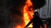 Manifestantes incendiaron una calle para evitar que la policía se acercara a Hong Kong el domingo 20 de octubre de 2019. AP/Vincent Yu.