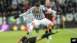 Hernanes de Juventus saute pour éviter un tacle de Juraj Kucka d’AC Milan au cours d’un match de série A au stade de Juventus, Turin, Italie, 21 novembre 2015.