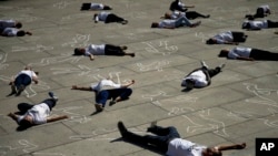 សកម្មជន​ដេក​នៅ​លើ​ដី​ដើម្បី​ប្រារព្ធ​ទិវា​ជន​ភៀស​ខ្លួន​អន្តរជាតិ ក្នុង​ពេល​បាតុកម្ម​មួយ​នៅ​ក្នុង​ក្រុង Madrid កាលពី​ថ្ងៃទី២០ ខែមិថុនា ឆ្នាំ២០១៨។ 