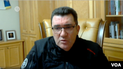 الکسی دانیلوف، دبیر شورای امنیت و دفاع ملی اوکراین، در مصاحبه با صدای آمریکا از طریق اسکایپ. ۱۵ دی ۱۴۰۰