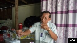 លោក​ កុយ​ រិទ្ធី​យ៉ា ជាឈ្មួញ​គ្រប់គ្រង​សិប្បកម្ម​វេច​ខ្ចប់​អំបិល កំពុងធ្វើតេស្តរកកម្រិតសារធាតុអ៊ីយ៉ូដក្នុងអំបិលដែលនឹងត្រូវវេចខ្ចប់ឡើងវិញដើម្បីលក់នៅក្នុងទីផ្សារនៃប្រទេសកម្ពុជា នៅភ្នំពេញ ថ្ងៃទី ០៤ ខែមេសា ឆ្នាំ២០១៧។ (ខាន់ សុគុំមនោ/VOA)