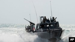 Le bateau Riverine Command 805 dans le golfe Persique, 2 novembre 2015. (Torrey W. Lee/U.S. Navy via AP)