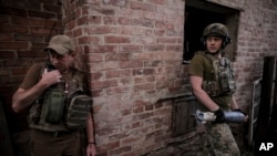 烏克蘭軍隊第24機械化旅新聞處提供的照片顯示,烏軍士兵準備在頓涅茨克州某處前線向俄軍發射120毫米迫擊炮彈。(2024年6月4日)