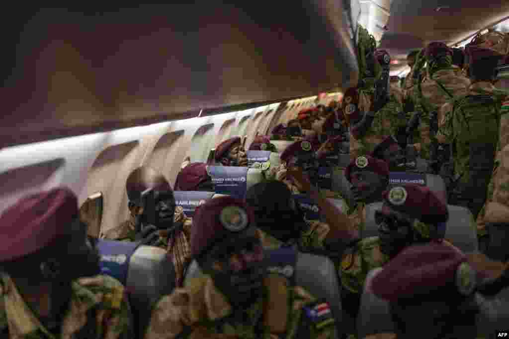 Wanajeshi wa kikosi cha Jumuiya ya Afrika Mashariki (EAC-RF) ndani ya ndege tayari kuondoka baada ya muda wao kumalizika huko Jamhuri ya KIdemokrasia ya Kongo Disemba 8, 2023.