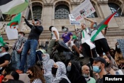 امریکی شہر بوسٹن میں فلسطینیوں کی حمایت میں نکلنے والے ایک جلوس میں فلسطین کے حق میں نعرے لگائے جا رہے ہیں۔ 18 مئی 2021