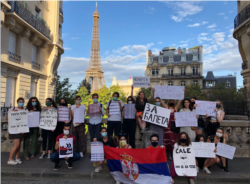 Protesni skup studenata srpskog porekla u Parizu, tokom posete predsednika Srbije Aleksandra Vučića, 10. jula 2020.