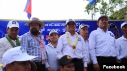 រូបឯកសារ៖ លោក ឡុង រី (ស្តាំបង្អស់) អតីត​អ្នក​តំណាងរាស្ត្រនៃគណបក្សសង្គ្រោះជាតិ និងលោកកឹម សុខា (កណ្តាល)​ និងសមាជិកគណបក្សប្រឆាំងមួយចំនួនទៀត នៅពេលធ្វើសកម្មភាពឃោសនាយោបាយក្នុងអំឡុងពេលបោះឆ្នោតឃុំសង្កាត់ឆ្នាំ២០១៧។ (រូបថតដកស្រង់៖ ទំព័រហ្វេសប៊ុករបស់លោក Ry Long)