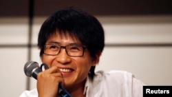 លោក Han Han អាយុ ២៧ឆ្នាំ ដែល​ជា​អ្នកសរសេរ​ប្លុក​ល្បី​ឈ្មោះ​មួយ​រូប​នៅ​ប្រទេស​ចិន ចូលរួម​ក្នុង​សន្និសីទ​សារព័ត៌មាន​មួយ​អំឡុងពេល​ពិព័រណ៍​សៀវភៅ​នៅ​កោះហុងកុង​ កាល​ពី​ថ្ងៃ​ទី២២ ខែ​កក្កដា ឆ្នាំ​២០១០។