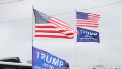 Banderas en apoyo al presidente Donald Trump ondean en vehículos recreativos privados de fanáticos de las carreras de autos que asisten a las 500 Millas de Daytona esta semana en Florida.