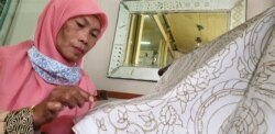 Seorang pembatik melakukan aktifitasnya di Kampung Batik Kauman Solo, Sabtu (2/10). (Foto: VOA/ Yudha Satriawan)