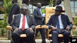 Riek Machar (L) na Rais Salva Kiir wakiwa mjini Juba, Sudan Kusini