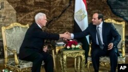 អនុប្រធានាធិបតីសហរដ្ឋ​អាមេរិក Mike Pence ចាប់​ដៃ​ជាមួយ​ប្រធានាធិបតីអេហ្ស៊ីប Abdel-Fattah el-Sissi នៅ​ឯវិមាន​ប្រធានាធិបតី​ ក្នុង​ទីក្រុង​គែរ កាល​ពី​ថ្ងៃ​ទី​២០ ខែ​មករា ឆ្នាំ​២០១៨។