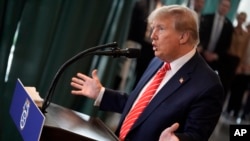 El expresidente de EEUU Donald Trump gesticula durante una rueda de prensa celebrada en Washington, el 31 de enero de 2024.