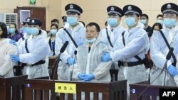 ဧပြီ ၂၀ ရက်နေ့တုန်းက သတင်းထောက် Chen Jieren ကို တရားရုံးထုတ်စဉ် 