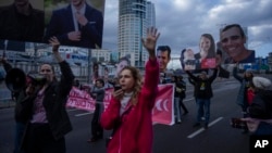 Роднини и поддржувачи на израелските заложници во појасот Газа држат нивни фотографии за време на протестот со кој се бара нивно ослободување од Хамас, во Тел Авив, Израел, 13 февруари 2025 година