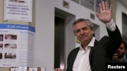 El opositor de centroizquierda Alberto Fernández logró una abrumadora diferencia sobre el mandatario neoliberal Mauricio Macri el domingo 11 de agosto de 2019 en las primarias de Argentina.