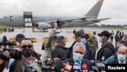 El presidente de Colombia, Iván Duque, habla con los medios tras la llegada de un cargamento de vacunas Johnson & Johnson contra la enfermedad del coronavirus (COVID-19), en Bogotá, Colombia, el 1 de julio de 2021.