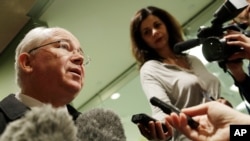 El entonces embajador de Venezuela ante las Naciones Unidas, Rafael Ramírez Carreño, a la izquierda, habla con los medios, en la sede de las Naciones Unidas, el 7 de febrero de 2016.