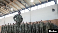 Los miembros de la Guardia Nacional de Texas esperan que el gobernador Greg Abbott hable sobre la seguridad en la frontera México-EE. UU. en Weslaco, Texas, EE. UU., el 12 de abril de 2018.