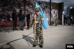 A young boy holds the flag for Prime Minister Saad Hariri's party, the Future Movement, in Beirut, Lebanon, Nov. 22, 2017. (John Owens for VOA)