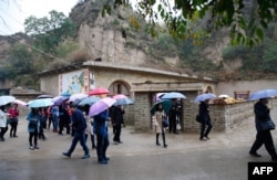 2016年10月22日，人们参观中国国家主席习近平青年时期在中国陕西省梁家河住过的窑洞。 这三个窑洞迎接了源源不断的共产党朝圣者