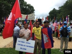 ពលរដ្ឋអាមេរិកាំងដើមកំណើតខ្មែរ ម៉ុងតាញ៉ា និងឡាវ នៅព្រឹកថ្ងៃសុក្រទី២៦ខែមិថុនា ឆ្នាំបានធ្វើបាតុកម្មនៅមុខវិមានសភាសហរដ្ឋអាមេរិកក្នុងរដ្ឋធានីវ៉ាស៊ីនតោនដើម្បីទាមទារឲ្យរដ្ឋាភិបាលសហរដ្ឋអាមេរិកមិនលក់អាវុធទៅប្រទេសវៀតណាមនិងដាក់សម្ពាធលើរដ្ឋាភិបាលវៀតណាមឲ្យគោរពសិទ្ធិមនុស្ស។ (សឹង សុផាត/VOA)