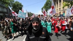 ჰომოფობიასთან, ტრანსფობიასა და ბიფობიასთან ბრძოლის საერთაშორისო დღის საპირისპიროდ „ოჯახის სიწმინდის დღეს“ აღნიშნავენ თბილისში, საქართველო, 2018 წლის 17 მაისი.