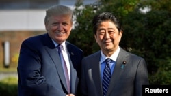 El presidente de EE. UU., Donald Trump, estrecha la mano del primer ministro japonés, Shinzo Abe, a su llegada al Kasumigaseki Country Club en Kawagoe, cerca de Tokio, el 5 de noviembre de 2017.
