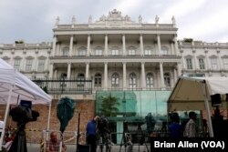 Journalists wait in front of Palais Coburg where closed-door nuclear talks with Iran take place in Vienna, Austria, July 8, 2015.