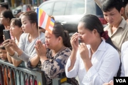 ប្រជា​ពលរដ្ឋ​រាប់​ម៉ឺន​នាក់​ចូល​រួម​ជូន​ដំណើរ​លោក​កែម ឡី​ នៅ​ថ្ងៃ​អាទិត្យ​ ទី​២៤ ខែកក្កដា​ ឆ្នាំ ២០១៦​នេះ។