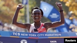 La Kényane Mary Keitany passe la ligne d'arrivée au marathon de New York, à Central Park, le 6 novembre 2016.