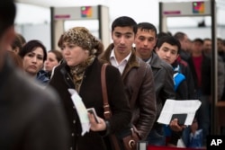 Ishlash uchun ruxsatnoma olishni kutayotgan migrantlar