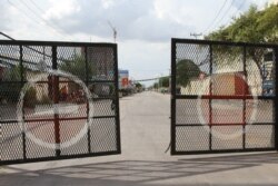 បារ៉ាសដាក់បិទផ្លូវចូលតំបន់ក្រហម ក្នុងសង្កាត់ស្ទឹងមានជ័យ៣ ខណ្ឌស្ទឹងមានជ័យ ក្នុងអំឡុងពេលបិទខ្ទប់ នៅរាជធានីភ្នំពេញ នៅថ្ងៃទី២២ ខែមេសា ឆ្នាំ២០២១។ (កាន់ វិច្ឆិកា/វីអូអេ)