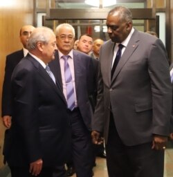 AQSh Mudofaa vaziri Lloyd Ostin O'zbekiston Tashqi ishlar vaziri Abdulaziz Komilov va Afg'oniston bo'yicha maxsus vakil Ismatulla Irgashev bilan so'zlashmoqda, Pentagon, Virjiniya shtati, 1-iyul, 2021