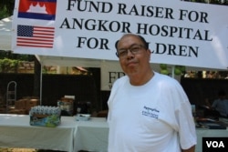 លោក សុខ សុគន្ធ អ្នក​ស្ម័គ្រ​ចិត្ត​រៃ​អង្គាស​ថវិកា​ឲ្យ​អង្គការ​មិត្ត​សម្លាញ់​គ្មាន​ព្រំដែន (Friends Without A Border) ចូលរូម​កម្មវិធី​ចូល​ឆ្នាំ​ខ្មែរ នៅ​រដ្ឋធានីវ៉ាស៊ីនតោន កាលពីថ្ងៃទី៣០ ខែមេសា ឆ្នាំ២០១៧។ (ភី សុភាដា/VOA)