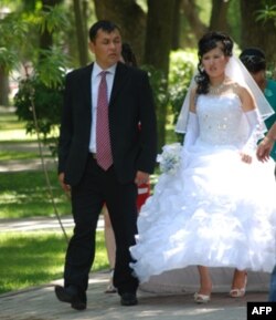 Yo’q pulga to’y qilib, minglab dollar qarzga botayotgan oilalar