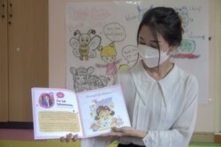 កញ្ញា​ សុខ​ សុគន្ធ​មាលា​ គ្រូ​បង្រៀនកម្មវិធី​អប់រំ​ពិសេស​ នៅ​សាលា​អប់រំ​ខេភីស៊ីអេស​ និង​ជាអ្នក​ចងក្រង​ផលិត «សៀវភៅ​ជំនួយ​សម្រាប់​ឪពុក​ម្តាយ​កុមារ​អូទីហ្សឹម»​ រាជធានី​ភ្នំពេញ​ ថ្ងៃទី​២​ ខែវិច្ឆិកា​ ឆ្នាំ២០២១​។ (ហ៊ាន សុជាតា/វីអូអេ)