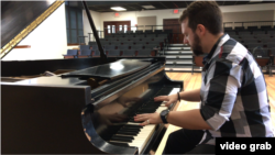 Dimitrije Vasiljević u koncertnoj sali univerziteta Zevijer