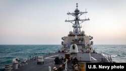 美国海军“约翰·麦凯恩号”导弹驱逐舰2021年2月5日在南中国海进行例行穿驶行动。（图片来源：美国海军第七舰队）