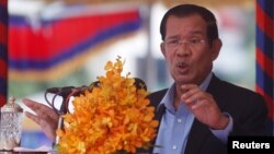 រូបឯកសារ៖ លោកនាយករដ្ឋមន្ត្រី ហ៊ុន សែន ថ្លែងនៅក្នុងពិធីសម្ពោធគម្រោងការពារទឹកជំនន់ក្រោមការឧបត្ថម្ភពីប្រទេសជប៉ុន នៅរាជធានីភ្នំពេញ ថ្ងៃទី៤ ខែមីនា ឆ្នាំ២០១៩។ 