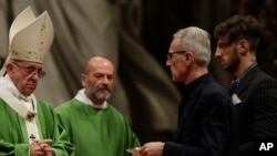 Le pape François fait la messe à la Basilique Saint-Pierre, au Vatican, le 6 novembre 2016.