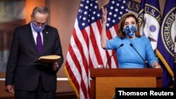 La presidenta de la Cámara de Representantes, Nancy Pelosi, junto al líder de la minoría del Senado, Chuck Schumer, dan una rueda de prensa en el Capitolio, en Washington, el 12 de noviembre de 2020.